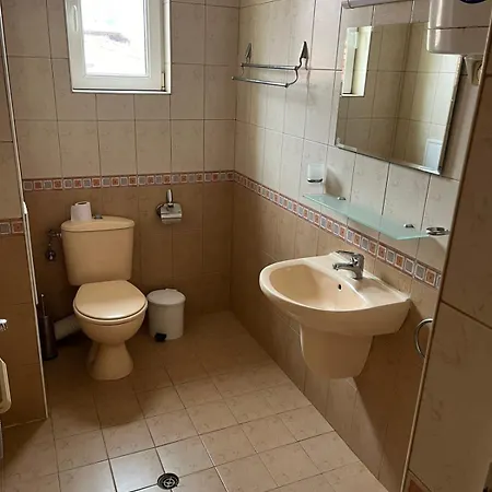 стоянови 酒店 拉夫达